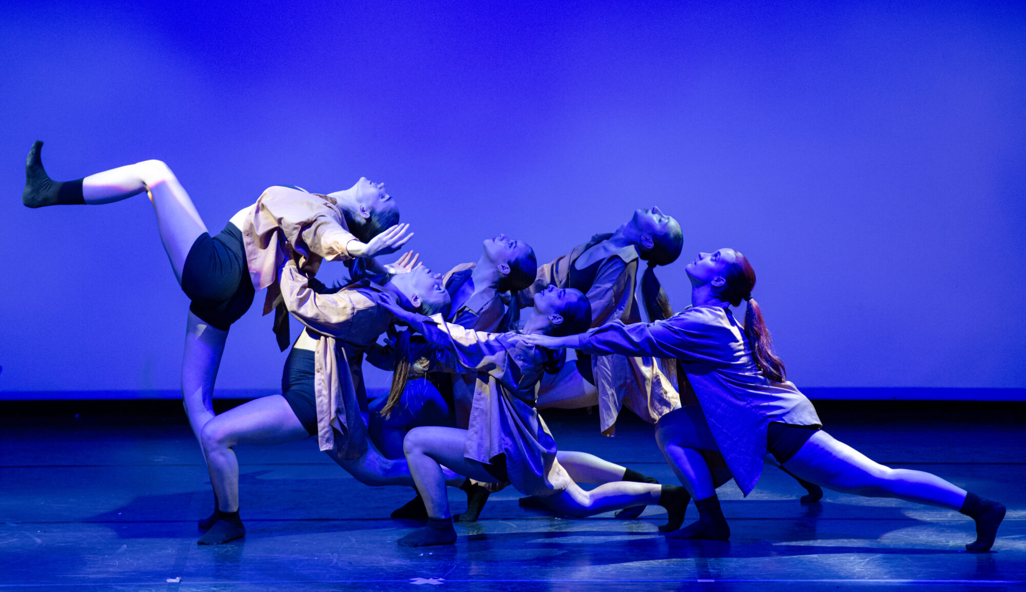 Coreografia contemporanea di gruppo su fondo blu, A Tutta Danza
